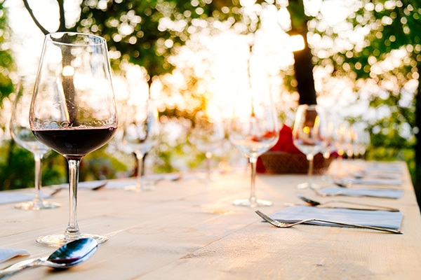 Une belle table et un bon verre de vin